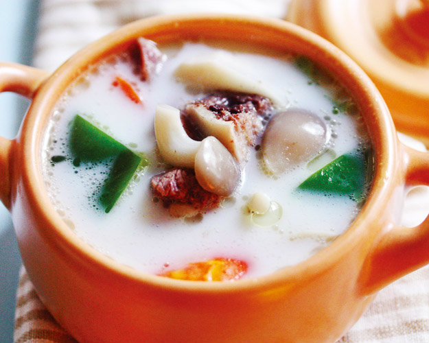 《讓孩子愛上吃飯》給”小樹苗”補鈣：奶香大骨湯