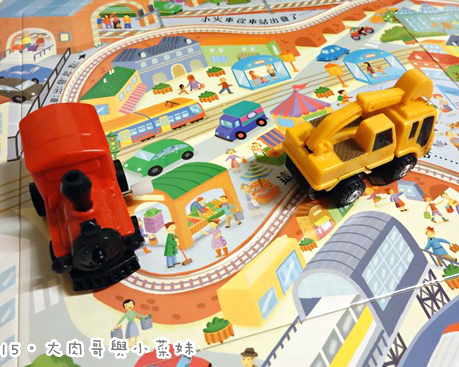 驚奇凹槽軌道書～【小火車跑跑跑】，可以變車變軌道還可以變拼圖！