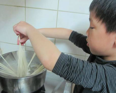 幫忙？還是搗蛋？讓孩子一起做飯