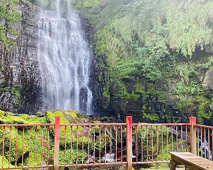 近玩戲水消暑、遠觀氣勢磅礡，三層風貌各有千秋～宜蘭五峰旗瀑布