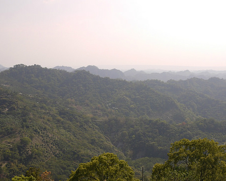 在草地上踢球、還有無敵美景，小而美的營地～台中高巢森活