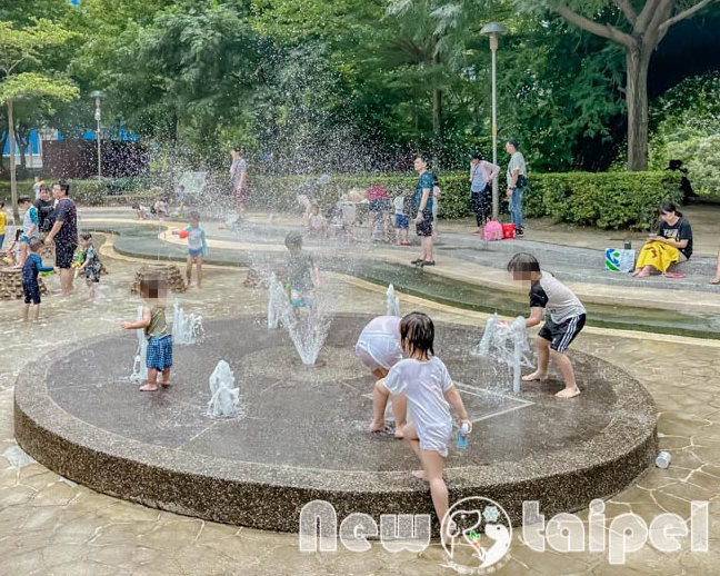 清涼彩色隧道×水舞戲水廣場，綠蔭步道清涼一夏～新莊塭仔底濕地公園