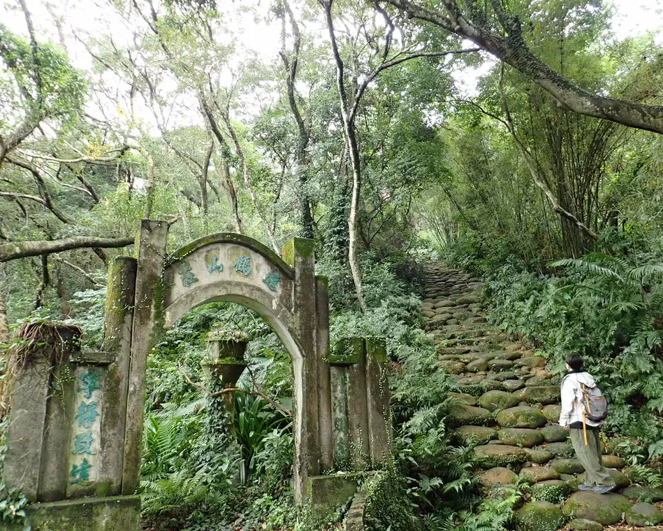 直擊高鐵進出隧道畫面，老街飽食散散步～新竹金獅步道＋仁和步道