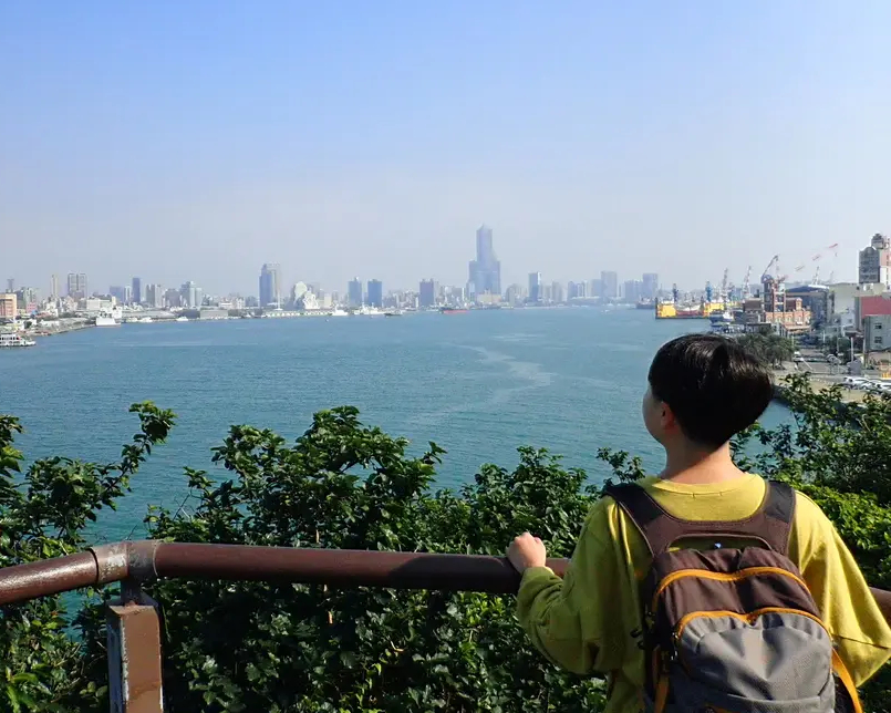 從城市景觀到歷史遺跡，處處皆驚喜～高雄燈塔＋旗後砲台＋星空隧道