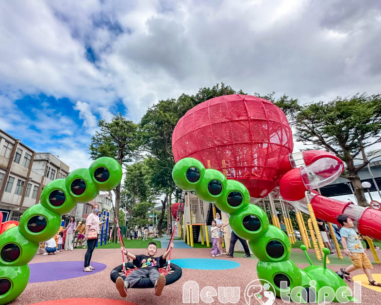 紅蘋果×綠毛蟲，小蘋果串聯空中鑽籠好有趣～三重同安36公園