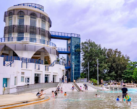 室內旋轉滑梯×玩沙戲水區，水陸兩棲四季都好玩～新竹南寮旅遊服務中心