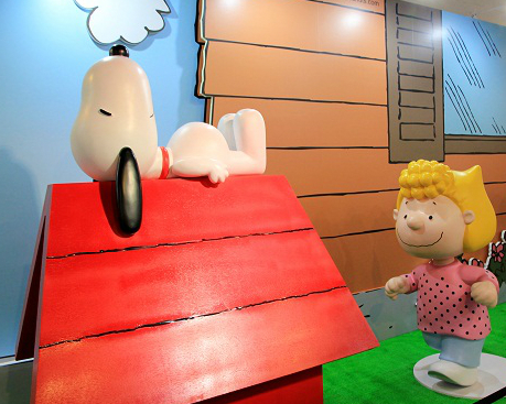 【SNOOPY 65週年巡迴特展】躺在紅屋頂上史努比！2015.1.10~2015.04.05