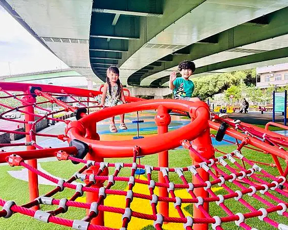 新增攀爬網遊具，好玩度大升級～苗栗頭份滑步車公園(科東二路橋下空間)