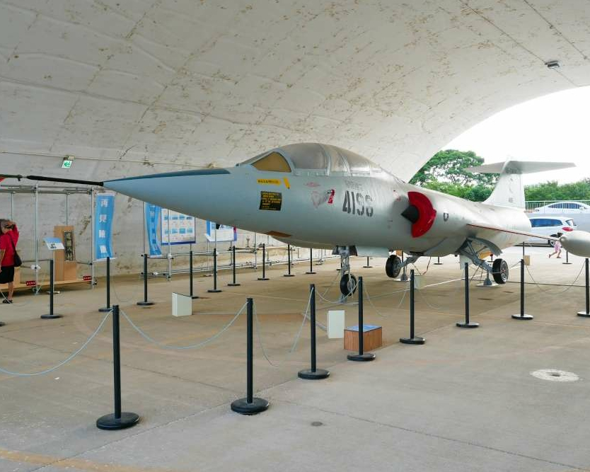 機庫內看展覽，黑貓中隊帶你翱翔天際～桃園航空城博物館園區–05警戒區