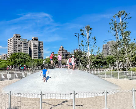 雲朵跳床飛高高，戲水池玩水消暑～桃園南崁溪第一河濱公園共融遊戲場