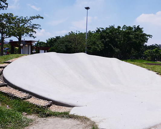 公園內的扇貝殼溜滑梯～新北溪北生態休閒公園(溪北公園)