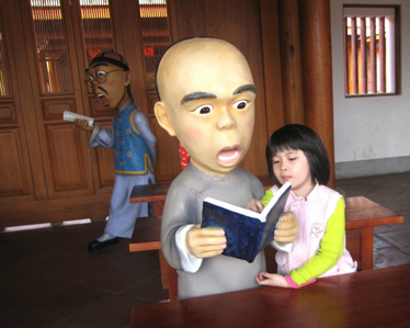 一起陪逗趣的Q版書生讀書吧！高雄鳳儀書院