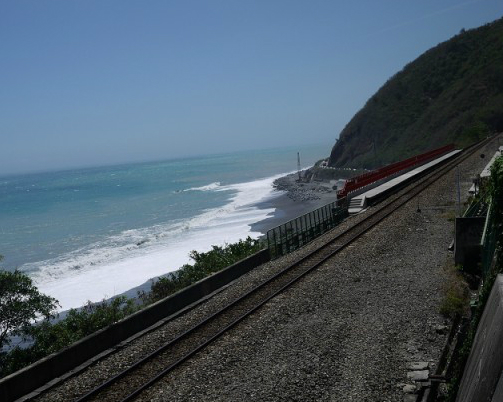 鳥瞰太平洋的海天一色，全台最美麗的車站～台東多良火車站