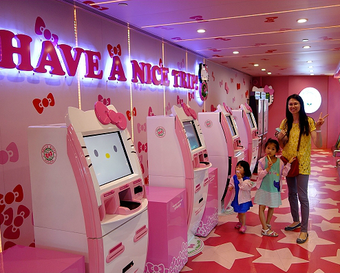 超萌拍照地點！Hello Kitty彩繪機專屬快速報到服務(桃園機場第二航廈自助報到機台)