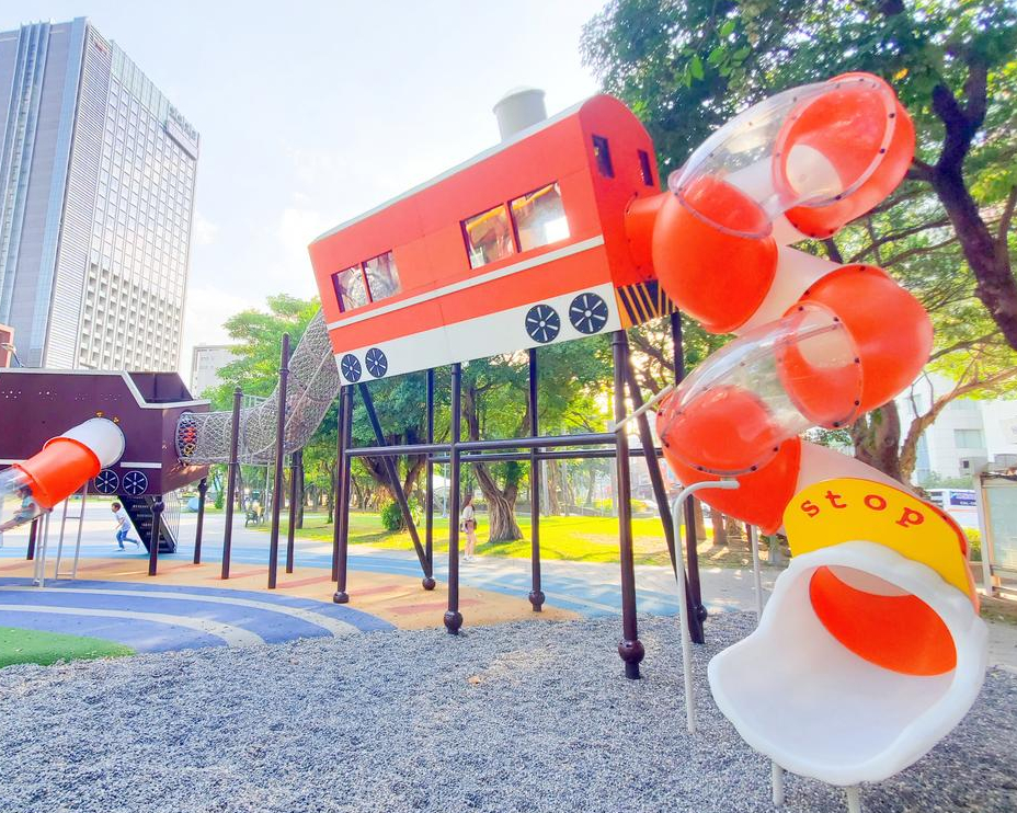 飛天火車主題特色遊戲場，三層旋轉滑梯好好玩～台北南興公園